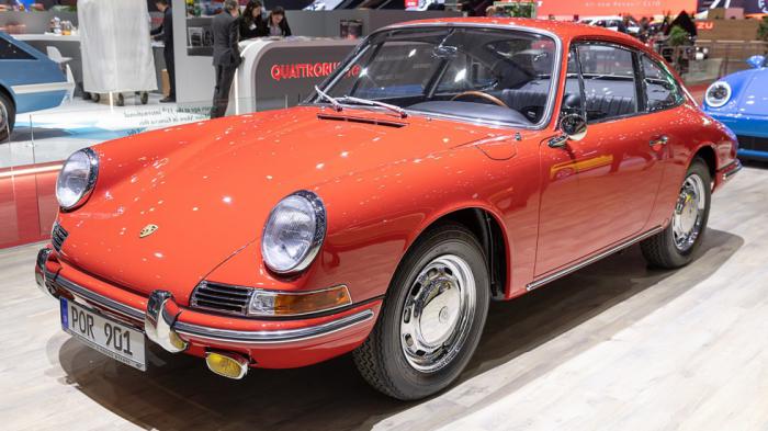 H Porsche 911 έκανε ντεμπούτο το 1964 και έμεινε στην ιστορία για τις μοναδικές καμπύλες της και την πισωμήχανη διάταξη με τους αερόψυκτους (αρχικά) boxer κινητήρες. H Porsche 911 έκανε ντεμπούτο το 1964 και έμεινε στην ιστορία για τις μοναδικές καμπύλες της και την πισωμήχανη διάταξη με τους αερόψυκτους (αρχικά) boxer κινητήρες.