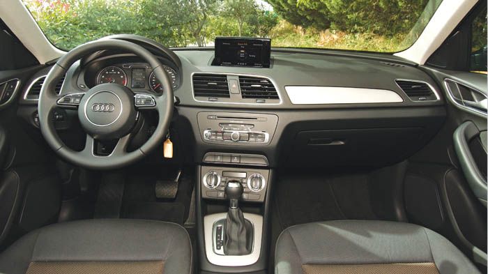 Όπως και στις υπόλοιπες εκδόσεις, το εσωτερικό του Audi Q3 1.4 TFSI είναι ποιοτικό και προσεγμένο με την πολυτέλεια να είναι πιο έκδηλη όσο ανεβαίνει το επίπεδο του εξοπλισμού. 