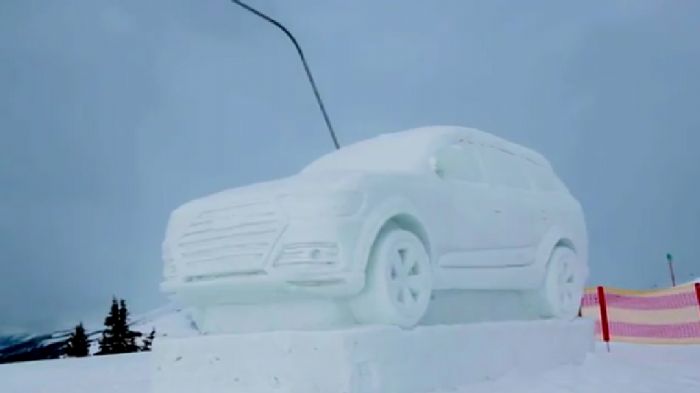 Η Audi αποκαλύπτει ένα μεγάλο παγωμένο γλυπτό Q7 που φτιάχτηκε σε ένα ski resort της Αυστρίας.