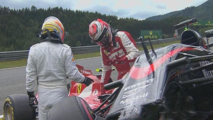 Κάποιος θεατής πέτυχε «διάνα», καθώς μας προσέφερε μια νέα ερασιτεχνική λήψη της σύγκρουσης μεταξύ Alonso και Raikkonen.