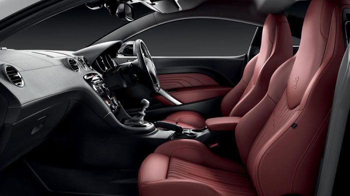 To Peugeot RCZ Magnetic διακρίνεται για το δερμάτινο σπορ σαλόνι.