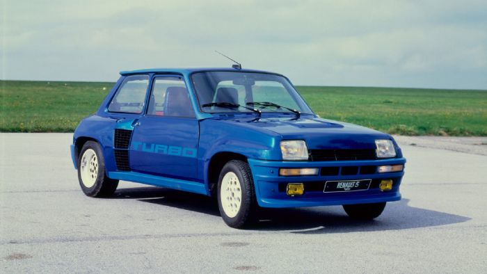 Τα 400 πρώτα Renault 5 Turbo που φτιάχτηκαν, ήταν συμβατά με την ομολογοποίηση Group 4, επιτρέποντας στο αυτοκίνητο να συμμετέχει σε διεθνή ράλι. Τα 400 πρώτα Renault 5 Turbo που φτιάχτηκαν, ήταν συμβατά με την ομολογοποίηση Group 4, επιτρέποντας στο αυτοκίνητο να συμμετέχει σε διεθνή ράλι.