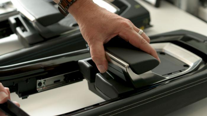 Οι ομάδες εξέλιξης εργάστηκαν γρήγορα και αποτελεσματικά σε ένα σύστημα εγκοπών για το μηχανισμό μετακίνησης,που θα δημιουργούσε έναν ευχάριστο ήχο όταν οι χρήστες αλλάζουν θέση στο υποβραχιόνιο του νέου Renault Austral. Οι ομάδες εξέλιξης εργάστηκαν γρήγορα και αποτελεσματικά σε ένα σύστημα εγκοπών για το μηχανισμό μετακίνησης,που θα δημιουργούσε έναν ευχάριστο ήχο όταν οι χρήστες αλλάζουν θέση στο υποβραχιόνιο του νέου Renault Austral.