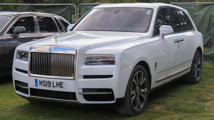 Ο άσος της City οδηγούσε τη λευκή Rolls-Royce Cullinan, αξίας άνω των 350.000 ευρώ, με το κινητό στο χέρι.