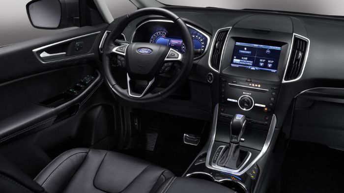 Στο εσωτερικό του Ford S-MAX Titanium Sport συναντάμε δερμάτινα (Napoli) καθίσματα, ενώ στον προαιρετικό εξοπλισμό υπάρχει μια γυάλινη πανοραμική οροφή, η οποία ανοίγει ηλεκτρικά.