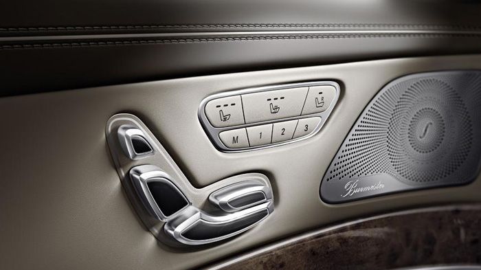 Με 156 διακόπτες έτοιμους να συνδράμουν στην άνεση των επιβατών της, η νέα Mercedes-Benz S-Class αποτελεί την χαρά των θαυμαστών της τεχνολογίας.