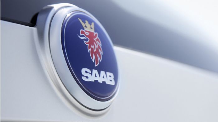 Η Saab AB που κατέχει το εμπορικό σήμα της Saab, δεν επιτρέπει στην NEVS να χρησιμοποιήσει το λογότυπο και το όνομα της Saab. 