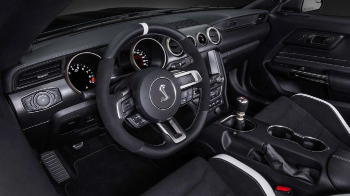 Σε επίπεδο κινητήριας δύναμης, κάτω από το καπό της Shelby GT350R Mustang κρύβεται ο 5,2 λτ. V8 κινητήρας της Ford που για την περίσταση αποδίδει πάνω από 500 ίππους και 542 Nm ροπής.