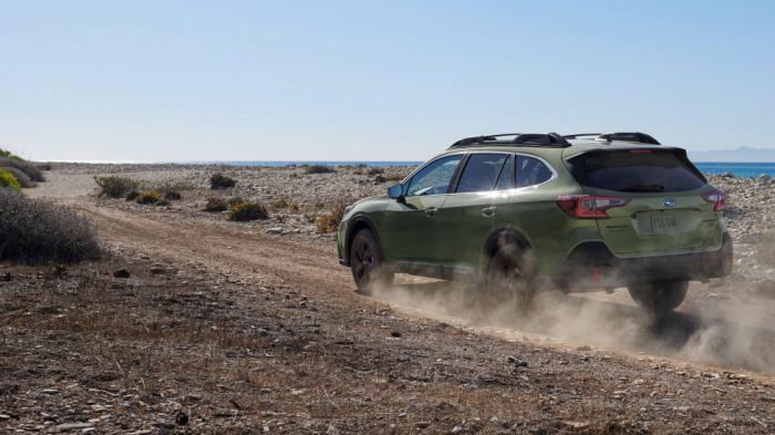Μόνιμη συμμετρική τετρακίνηση All-Wheel-Drive και γενναίες γωνίες προσέγγισης, διαφυγής και ράμπας συνθέτουν τον χαρακτήρα του off roader wagon της Subaru.