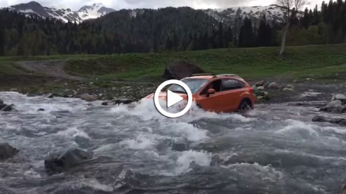 Video: Ατρόμητος ορμάει με Subaru σε ποτάμι