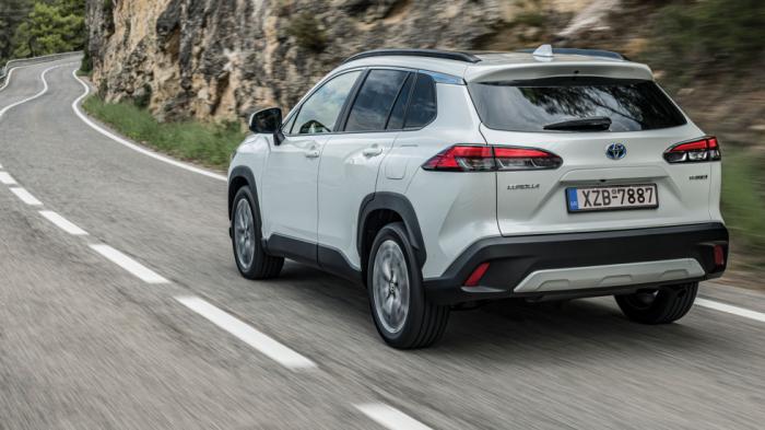 Με μήκος 4,46 μέτρα, η Corolla Cross μπαίνει στην καρδιά των μικρομεσαίων οικογενειακών SUV. Παρότι έχει το όνομα, το πάτωμα (TNGA-C) και το μεταξόνιο (2.640 χλστ.) της Corolla, στο μάτι δείχνει εντελώς διαφορετική. Με μήκος 4,46 μέτρα, η Corolla Cross μπαίνει στην καρδιά των μικρομεσαίων οικογενειακών SUV. Παρότι έχει το όνομα, το πάτωμα (TNGA-C) και το μεταξόνιο (2.640 χλστ.) της Corolla, στο μάτι δείχνει εντελώς διαφορετική.