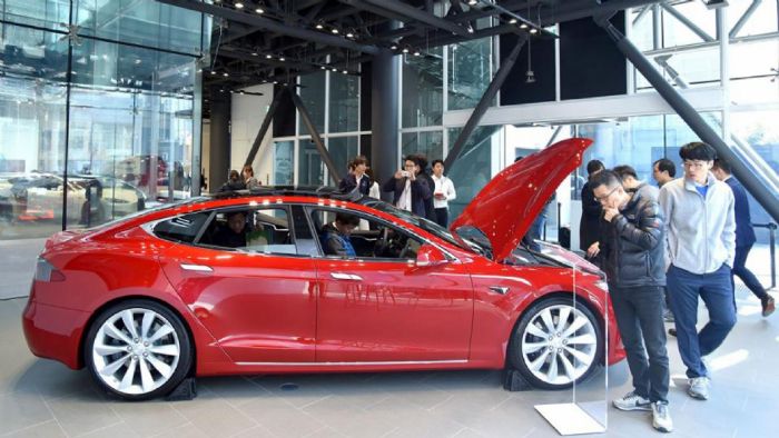 Η κάθε έκθεση θα κάνει 10 test drive ημερησίως και με δεδομένη την τεράστια ζήτηση για δοκιμές, θα είναι πιο γρήγορο να παραγγείλεις το Tesla, καθώς η αναμονή για παράδοση είναι μόλις τρεις μήνες. 