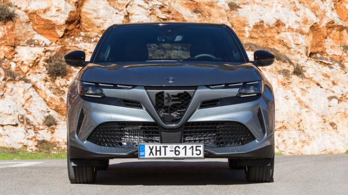 Η νέα Alfa Romeo Junior καταφέρνει να κερδίσει τα βλέμματα, όντας συνολικά σπορτίφ, χάρη στις αναλογίες της, τους μικρούς προβόλους της και τα μυώδη φτερά της. Η νέα Alfa Romeo Junior καταφέρνει να κερδίσει τα βλέμματα, όντας συνολικά σπορτίφ, χάρη στις αναλογίες της, τους μικρούς προβόλους της και τα μυώδη φτερά της.