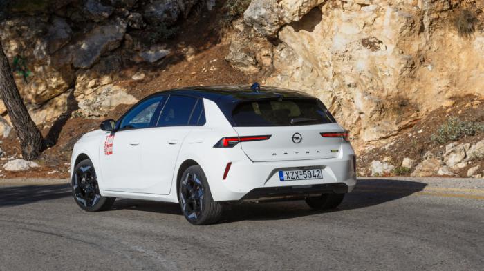 Η Opel έδωσε στο Astra GSe την ισορροπία που χρειάζεται ένα τέτοιο όχημα μεταξύ πρόσφυσης και άνεσης. Xάρη στα αυτορυθμιζόμενα αμορτισέρ Koni με τεχνολογία FSD μπορεί να «αλλάζει» χαρακτήρα αναλόγως τ Η Opel έδωσε στο Astra GSe την ισορροπία που χρειάζεται ένα τέτοιο όχημα μεταξύ πρόσφυσης και άνεσης. Xάρη στα αυτορυθμιζόμενα αμορτισέρ Koni με τεχνολογία FSD μπορεί να «αλλάζει» χαρακτήρα αναλόγως τ
