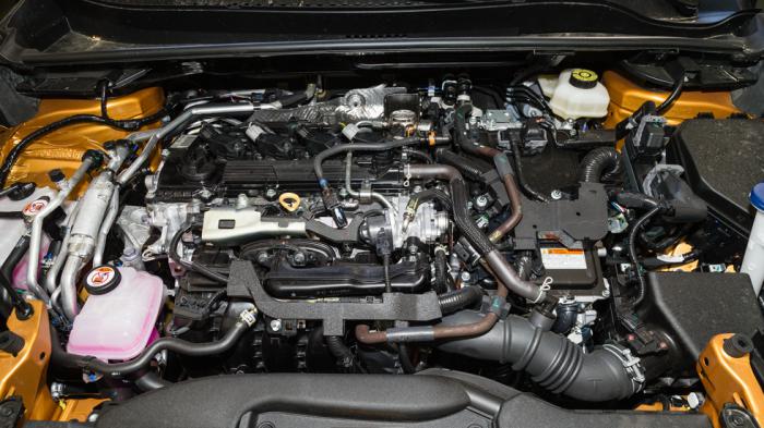 Το C-HR φέρει το 5ης γενιάς υβριδικό σύστημα της Toyota που περιλαμβάνει έναν τετρακύλινδρο κινητήρα 2,0 λίτρων ισχύος 152 ίππων και ένα ηλεκτρικό μοτέρ 163 ίππων, με τη συνδυαστική απόδοση φτάνει τα 223 άλογα.
