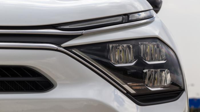 Σήμα κατατεθέν της Citroen η στενή γρίλια που εκτείνεται σε όλο το μπροστά μέρος για να καταλήξει στα λεπτά led διχοτομημένα φώτα. Σήμα κατατεθέν της Citroen η στενή γρίλια που εκτείνεται σε όλο το μπροστά μέρος για να καταλήξει στα λεπτά led διχοτομημένα φώτα.