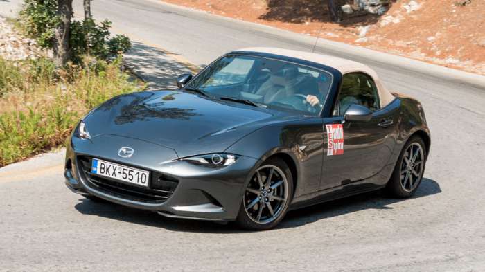 Στην καθημερινότητα το MX-5 εκπλήσσει ευχάριστα με την άνεση της ανάρτησής του και την ευελιξία που παρέχει ο μικρός κύκλος στροφής Στην καθημερινότητα το MX-5 εκπλήσσει ευχάριστα με την άνεση της ανάρτησής του και την ευελιξία που παρέχει ο μικρός κύκλος στροφής