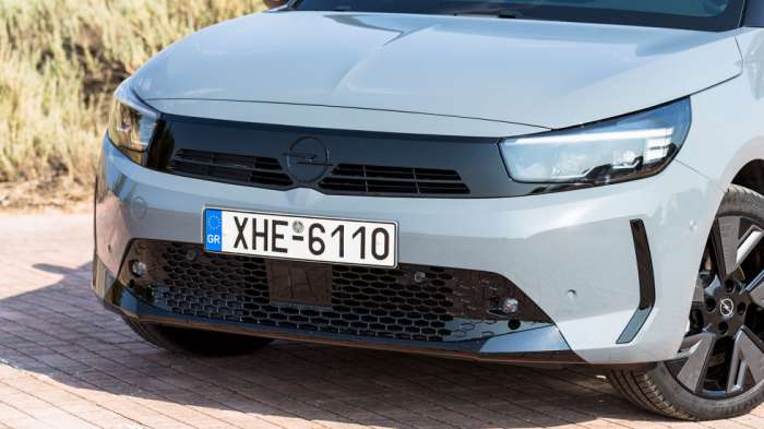 Η μάσκα Opel Vizor είναι αυτή που κυριαρχεί, με την ενιαία μαύρη φάσα να «αγκαλιάζει» τα LED φώτα και το σήμα της μάρκας Η μάσκα Opel Vizor είναι αυτή που κυριαρχεί, με την ενιαία μαύρη φάσα να «αγκαλιάζει» τα LED φώτα και το σήμα της μάρκας