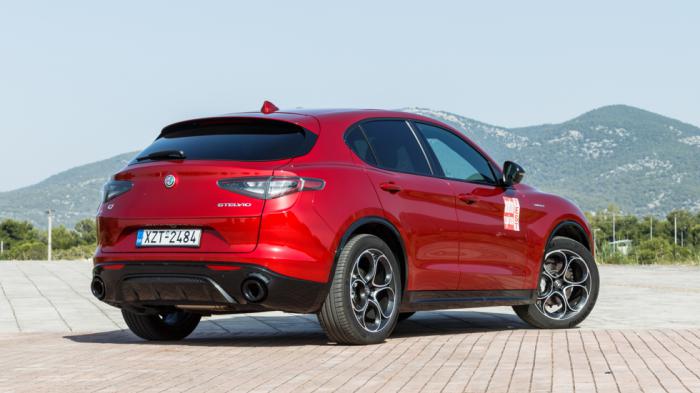 Η Alfa Romeo Stelvio είναι μοντέρνα και καθίσταται ιδιαίτερα επιβλητική, προβάλλοντας άμεσα τον σπορ αλλά και premium χαρακτήρα της. 
