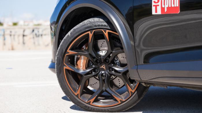 Ακόμα πιο αιχμηρό σε design το αμάξωμα του Cupra Formentor VZ5. Ανθρακονήματα στον εμπρός και πίσω προφυλακτήρα, υπό γωνία οι εξατμίσεις στο χρώμα του χαλκού Στάνταρ οι τροχοί-κόσμημα των 20 ιντσών, 6πίστονες οι μπροστινές δαγκάνες. Ακόμα πιο αιχμηρό σε design το αμάξωμα του Cupra Formentor VZ5. Ανθρακονήματα στον εμπρός και πίσω προφυλακτήρα, υπό γωνία οι εξατμίσεις στο χρώμα του χαλκού Στάνταρ οι τροχοί-κόσμημα των 20 ιντσών, 6πίστονες οι μπροστινές δαγκάνες.
