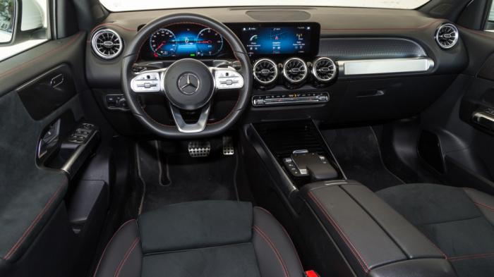 Την παράσταση στην καμπίνα της Mercedes EQB, εκτός από την πολυτέλεια και την κομψότητα φυσικά, κλέβουν οι 2 παράλληλες ψηφιακές οθόνες στο ταμπλό και το διαδραστικό σύστημα infotainment MBUX, που γίνεται ο ψηφιακός βοηθός σου. Ο χώρος αποσκευών έχει χάσει 30 λτ. όντας στα 465 λτ. Την παράσταση στην καμπίνα της Mercedes EQB, εκτός από την πολυτέλεια και την κομψότητα φυσικά, κλέβουν οι 2 παράλληλες ψηφιακές οθόνες στο ταμπλό και το διαδραστικό σύστημα infotainment MBUX, που γίνεται ο ψηφιακός βοηθός σου. Ο χώρος αποσκευών έχει χάσει 30 λτ. όντας στα 465 λτ.