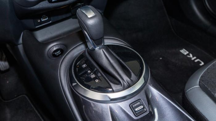Το αυτόματο Multi Mode κιβώτιο είναι καταγωγής Renault. Στην πλήρη επιτάχυνση δεν βουίζει και γενικά η λειτουργία του είναι ευχάριστη. Το αυτόματο Multi Mode κιβώτιο είναι καταγωγής Renault. Στην πλήρη επιτάχυνση δεν βουίζει και γενικά η λειτουργία του είναι ευχάριστη.