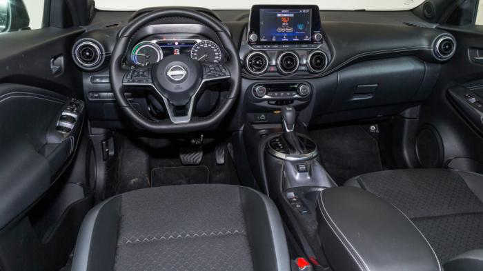 Εσωτερικό: Με μικρές αλλαγές το υβριδικό Nissan Juke σε σχέση με την turbo έκδοση βενζίνης. Εσωτερικό: Με μικρές αλλαγές το υβριδικό Nissan Juke σε σχέση με την turbo έκδοση βενζίνης.