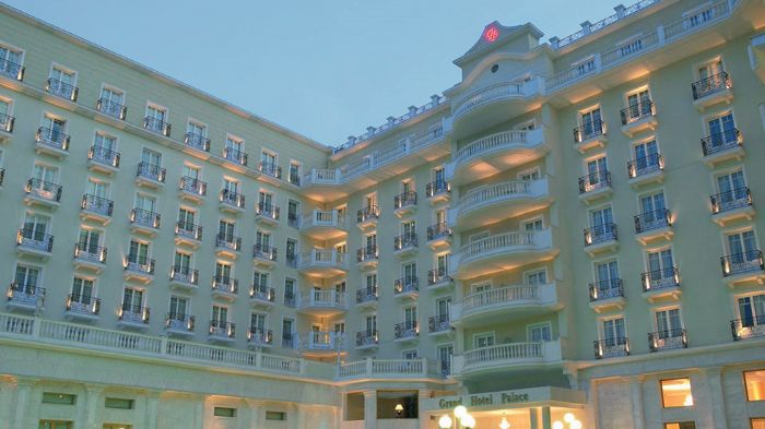Για τους business travelers που θέλουν να συνδυάσουν ευχάριστη διαμονή σε εξαιρετικά σύγχρονες εγκαταστάσεις και κοντά στο κέντρο της πόλης, το “Grand Palace” είναι το κατάλληλο ξενοδοχείο