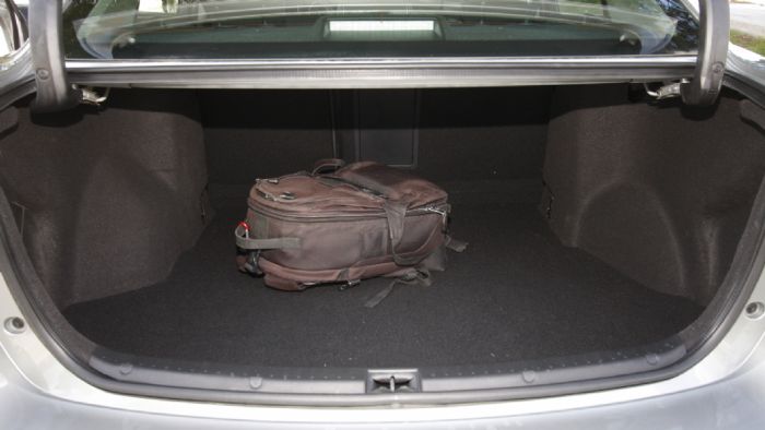 Στο Avensis υπάρχουν εξαιρετικά καλοί χώροι για τους επιβάτες εμπρός και πίσω με τον χώρο αποσκευών να χωρά 509 λτ.
