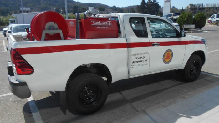 Το πυροσβεστικό Hilux έχει δεξαμενή 600 λίτρων, αντλία νερού με κινητήρα και πιστόλι διασποράς νερού. Το πυροσβεστικό Hilux έχει δεξαμενή 600 λίτρων, αντλία νερού με κινητήρα και πιστόλι διασποράς νερού.