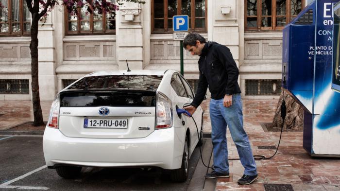 Στην τρίτη γενιά υβριδικής τεχνολογίας το Prius λανσαρίστηκε και ως Plug-in hybrid, σύστημα που του επέτρεπε αμιγώς ηλεκτρική κίνηση για πάνω από 50 χλμ..

