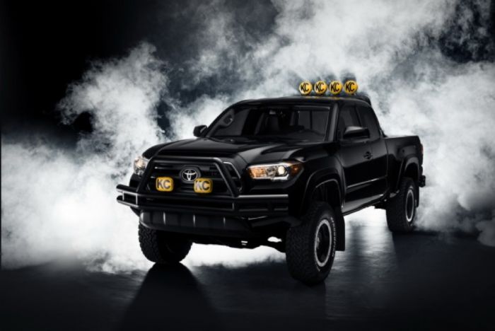 H Toyota τίμησε δεόντως την Back to the Future Day, παρουσιάζοντας το Tacoma Back to the Future.