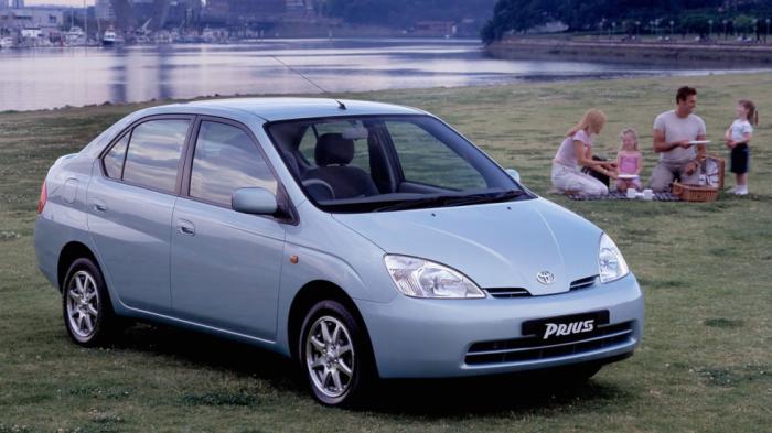 Μόνο πρωτιές έχει το Toyota Prius (στα λατινικά σημαίνει «πρωτοπόρος»), μιας και ήταν το πρώτο υβριδικό στην ιστορία των Ιαπώνων καθώς και το πρώτο υβριδικό αυτοκίνητο μαζικής παραγωγής. 