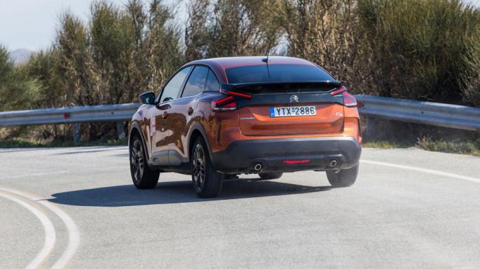 Η σχεδίαση του νέου Citroen C4 C-Cross είναι ιδιαίτερη και ξεχωριστή, συνδυάζοντας στοιχεία από διαφορετικές κατηγορίες. Η σχεδίαση του νέου Citroen C4 C-Cross είναι ιδιαίτερη και ξεχωριστή, συνδυάζοντας στοιχεία από διαφορετικές κατηγορίες.