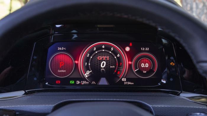 Ο ψηφιακός πίνακας οργάνων διαμορφώνεται ανάλογα με τις απαιτήσεις του οδηγού του και εκφράζει το σπορ ύφος του Golf GTI, ενώ από το μενού στην κεντρική οθόνη του infotainment επιλέγονται και στοιχεία που αφορούν στην οδική του συμπεριφορά (ρύθμιση ανάρτησης, ESP κλπ). 
