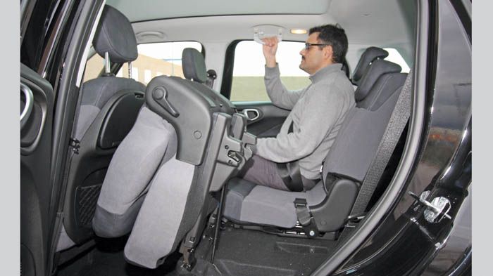 Και στα δύο μοντέλα, τα πίσω καθίσματα σύρονται κατά μήκος και αναδιπλώνονται οι πλάτες (Toyota), ή μαζί με τη βάση (Fiat). 