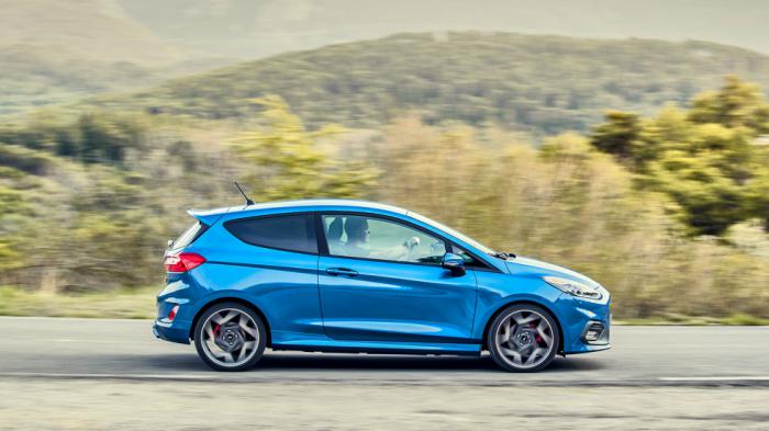 To Fiesta ST είναι ο βασιλιάς της κατηγορίας των μικρών GTi όσον αφορά στην οδική του συμπεριφορά