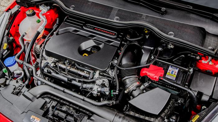 Το Fiesta ST τροφοδοτείται από τον 1,5 λτ. 3κύλινδρο EcoBoost κινητήρα που αποδίδει 200 ίππους και 290 Nm ροπής