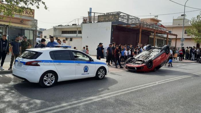 Στο σημείο έσπευσαν αστυνομικές δυνάμεις, ενώ συγκεντρώθηκε και αρκετός κόσμος.