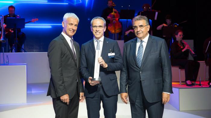 Το Βραβείο του Ομίλου Volkswagen, που παραδόθηκε από τον Matthias Müller, Διευθύνοντα Σύμβουλο της Volkswagen Aktiengesellschaft και τον Dr. Francisco Javier Garcia Sanz, Μέλος του Διοικητικού Συ