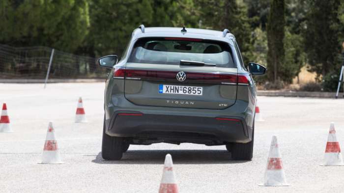 Απόλυτα ελεγχόμενη συμπεριφορά, εξαιρετική λειτουργία του ESP, αλλά και αυτοκυριαρχία ανάρτησης στις εναλλαγές φορτίου. Το VW Tiguan εμπνέει απόλυτη ασφάλεια. Απόλυτα ελεγχόμενη συμπεριφορά, εξαιρετική λειτουργία του ESP, αλλά και αυτοκυριαρχία ανάρτησης στις εναλλαγές φορτίου. Το VW Tiguan εμπνέει απόλυτη ασφάλεια.