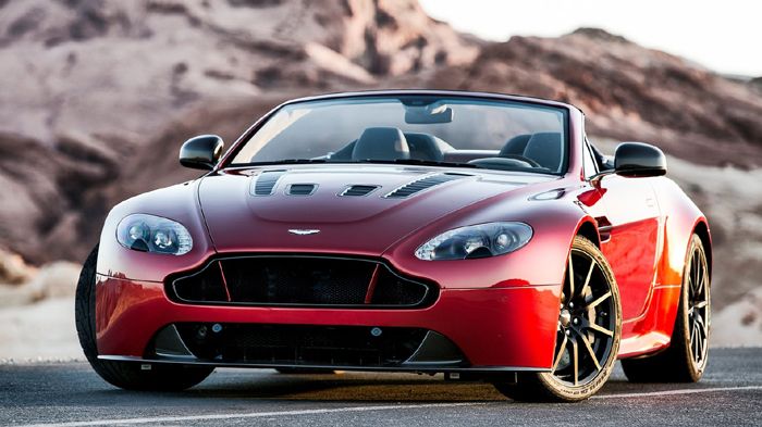 Η V12 Vantage S Roadster ακολουθεί τη λογική της V12 Vantage S Coupe, ενώ η επιθετική γρίλια της μάσκας, αντλεί έμπνευση από το πρωτότυπο CC100 Speedster.