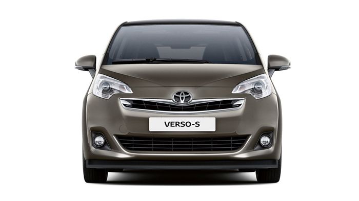 Το Toyota Verso-S δέχθηκε μια αισθητική ανανέωση, προκειμένου να υιοθετήσει την εταιρική σχεδιαστική ταυτότητα «Keen Look».