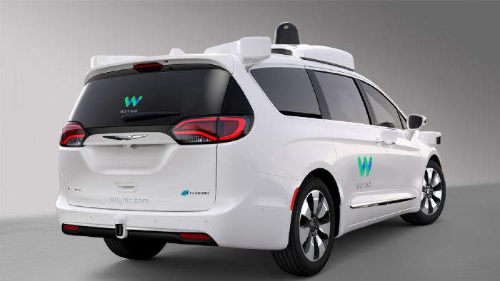 Οι μηχανικοί της FCA και της Waymo συνεργάστηκαν για να εξοπλίσουν το Chrysler Pacifica Hybrid με τεχνολογίες αυτόνομης οδήγησης. Το αυτοκίνητο δέχθηκε αλλαγές στα ηλεκτρικά του, στον κινητήρα, το σασί και σε δομικά του συστήματα.