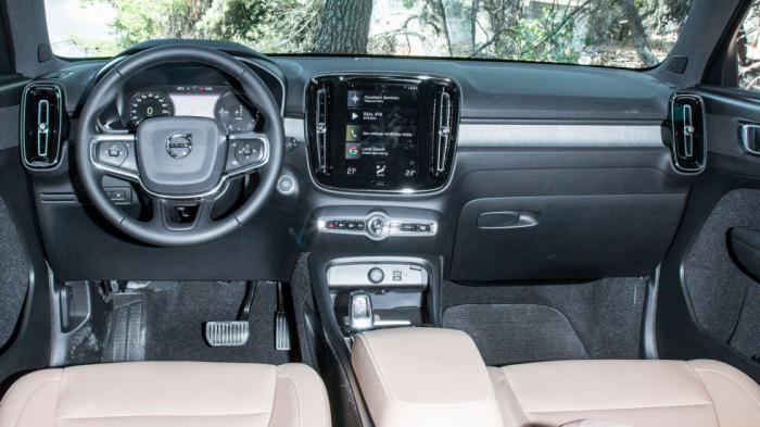 Το Volvo XC 40 ικανοποιεί με την ποιότητά του, έχοντας κάποιες αστοχίες, όπως για παράδειγμα στην εσωτερική επένδυση των θυρών που θυμίζει στην αφή τσόχα. Το Volvo XC 40 ικανοποιεί με την ποιότητά του, έχοντας κάποιες αστοχίες, όπως για παράδειγμα στην εσωτερική επένδυση των θυρών που θυμίζει στην αφή τσόχα.