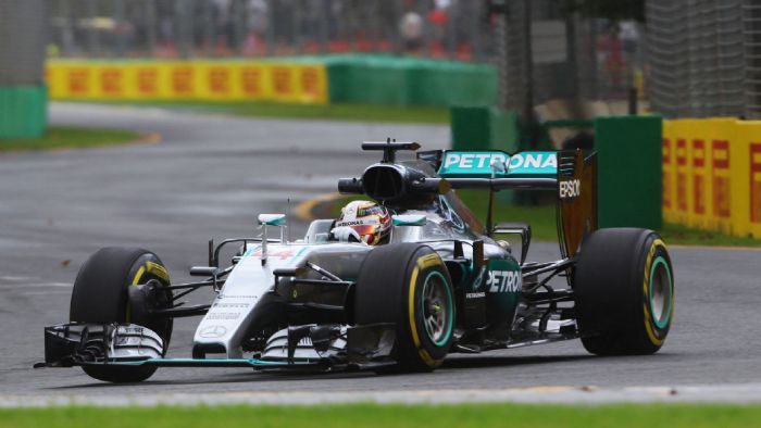 Με το δεξί ξεκινάει την αγωνιστική σεζόν ο Lewis Hamilton, καθώς ήταν ταχύτερος στα δύο πρώτα ελεύθερα δοκιμαστικά του GP Αυστραλίας.