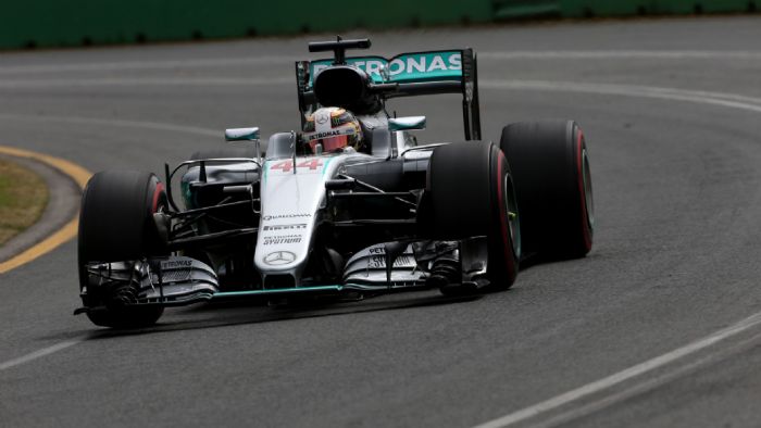 Το δίδυμο της Mercedes, οι Hamilton (φωτό) και Rosberg, για μία ακόμα φορά θα ξεκινήσει από την πρώτη γραμμή ενός αγώνα. Ντεμπούτο για φέτος αύριο το πρωί με το GP Αυστραλίας.