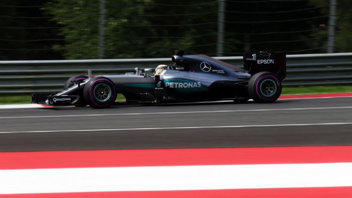 Η Mercedes του Lewis Hamilton θα ξεκινήσει αύριο από την πρώτη θέση του grid στο Red Bull Ring.