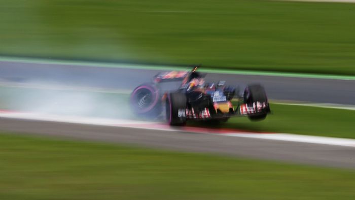 Η στιγμή στο Q1που η Toro Rosso του Daniil Kvyat εμφανίζει προβλήματα με την ανάρτηση και συγκρούεται με τον τοίχο.