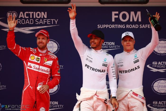 Ο Sebastian Vettel μπήκε σφήνα ανάμεσα από τις δύο Silver Arrows, μόλις 1/10 του δλ. πίσω από τον Hamilton και 1/1.000 (!) του δλ. μπροστά από τον τρίτο Valtteri Bottas. 
